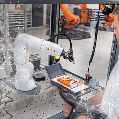 Roboter entwickeln sich von programmierbaren Maschinen zu intelligenten Kollaborateuren, die lernen, sich anpassen und sicher Seite an Seite mit Menschen arbeiten können. (Bild: Kuka Group)