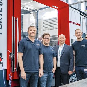 «Eine hervorragende Symbiose zweier familiengeführter Unternehmen» – so bewertet Harald Reiser (l., Hauptabteilungsleiter Fräsen und «High Purity Cleaning», Gewo) die Partnerschaft zwischen seinem Unternehmen und Hedelius. Neben ihm (v. l.): Andreas Empl (Abteilungsleiter Fräsen, Gewo), Martin Gumpp (Hedelius) und Lukas Dömötör (Maschinenbediener, Gewo). (Bild: Christoph Schwarz, Gewo Feinmechanik GmbH & Co. KG)