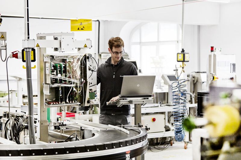 Der Servicemitarbeiter greift beim Kunden auf das Dashboard zu und wertet die Störungsmuster direkt aus. Nach Behebung der Störung wird der Fehlerbericht automatisch anonymisiert, in der Gerätehistorie hinterlegt und gegebenenfalls das Wartungsmuster angepasst. (Bild: Bizerba)