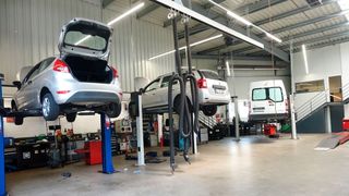 Liefen die Geschäfte im Service gut, investierten Kfz-Betriebe auch in Hebetechnik – bislang. (Bild: Dominsky – VCG)