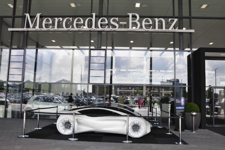 Fahrzeug der Zukunft im Autohaus der Zukunft: die Mercedes-Design-Studie Biome. (Foto: Schwickal)