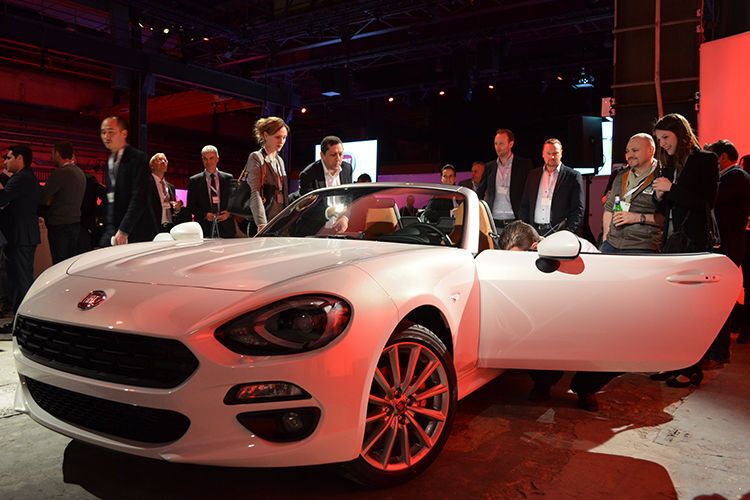 ... die neuen Produkte wie hier den 124 Spider zum ersten Mal unter die Lupe zu nehmen. (Foto: Rehberg)