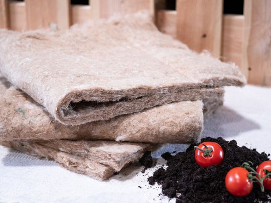 Das Basismaterial für die neuartigen Isolierverpackungen besteht aus Jutefasern.(Bild:  Ecocool GmbH)
