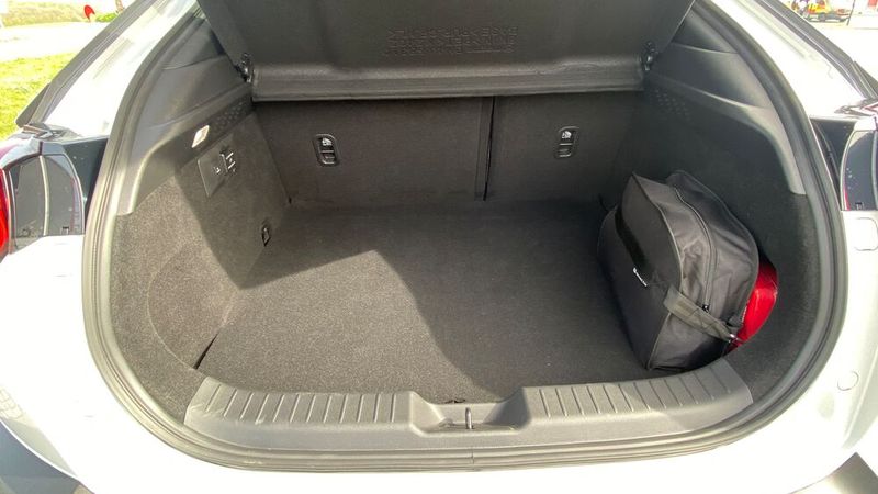 9. Der Kofferraum:  ... fasst 332 Liter. Die Klappe ließ sich im Testwagen nicht per Knopfdruck schließen ... (Bild: Kuhn – VCG)