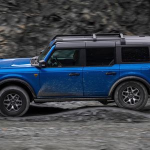 Feldwege meistert der Bronco ohne zu zucken und mit nicht unerheblichem Restkomfort.(Bild:  Ford)