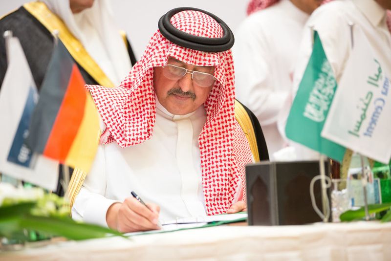 H.H. Prince Turki Bin Mohammad Bin Abdulaziz Bin Turki, Vorstandsvorsitzender Yamama, unterzeichnet den Vertrag. (Bild: Thyssenkrupp)