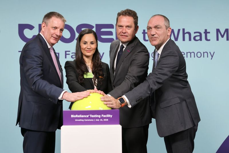v.l.n.r.: Kai Beckmann (Group-CEO Merck), Khadija Ben Hammada (Chief People Officer Merck), Jean-Charles Wirth (CEO Merck Life Science) und Paolo Carli (Head of Advanced Solutions Merck Life Science) eröffnen das Prüfzentrum mit einem Buzzer und Konfetti-Regen. (Bild: Eva Speith)