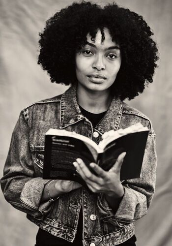 Die iranisch-amerikanische Schauspielerin Yara Shahidi liest aus dem Skript für „Romeo und Julia“. (Pirelli)