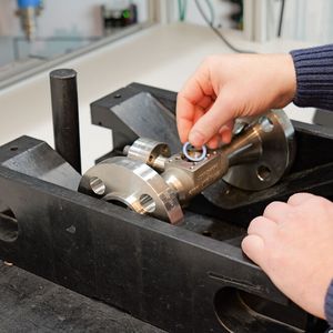 Während der Bearbeitung durch den Mitarbeiter erkennt Merlic die Montage der Dichtung.(Bild:  Endress+Hauser)
