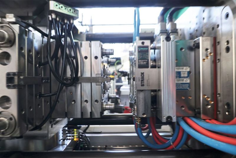 Arburg präsentiert gemeinsam mit Partnern etwa aus dem Bereich Werkzeug- und Formenbau zu seinen Technologietagen mehr als 40 Exponate mit Anwendungen aus unterschiedlichsten Branchen. (Bild: Maschinenmarkt)