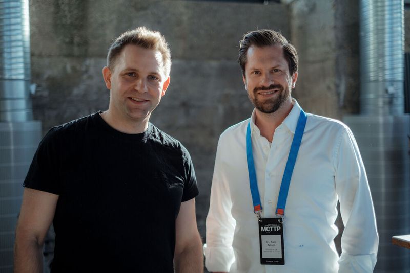 Max Schrems (l.) gemeinsam mit Marc Maisch. (Bild: Vogel IT-Akademie)