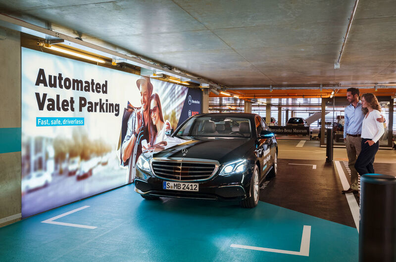 Bosch und Daimler haben das Parkhaus des Mercedes-Benz-Museums in Stuttgart umgerüstet – es unterstützt jetzt das fahrerlose Parken. (Daimler)