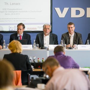 Pressekonferenz zur VDE-Studie „Innovationsbedingungen für Intelligente Implantate in Deutschland“. Auf dem Podium (von links nach rechts): Dr. Walter Börmann (VDE), Prof. Dr. med. Thomas Lenarz (HNO-Klinik der Medizinischen Hochschule Hannover, VDE|DGBMT), Dr. Kurt Hornschild (Hornschild & Partner), Dr.-Ing. Hans-Jürgen Wildau (Biotronik, VDE|DGBMT), Dr. Cord Schlötelburg (VDE|DGBMT).