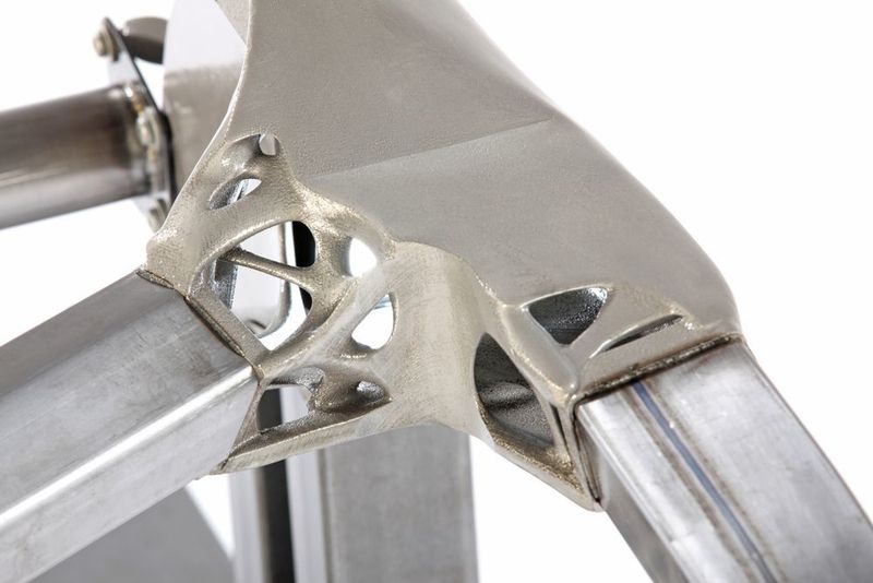 Die NextGen Spaceframe Knoten können durch generative Fertigung hoch funktionsintegriert gestaltet werden. Verkettet wurde die laseradditive Fertigung mit dem Profilieren sowie dem Biegen und der Endenbearbeitung von Profilen mittels Laser. (Bild: EDAG Engineering)