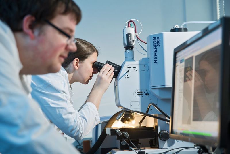 Claudia Lorenz und Dr. Sebastian Primpke mikroskopieren im Labor am Alfred-Wegner-Institut (AWI) auf der Insel Helgoland eine Meerwasserprobe und untersuchen sie nach Mikroplastikpartikeln. Die beiden AWI-Mitarbeiter gehören zur Arbeitsgruppe des AWI-Mikrobiologen Dr. Gunnar Gerdts. 
In Gunnar Gerdts Labors steht ein kleiner Park moderner Spektrometer. In diesen Apparaten werden die Plastikpartikel mit Infrarotlicht bestrahlt. Jeder Kunststofftyp absorbiert und reflektiert bestimmte Wellenlängen, sodass man den Kunststoff anhand des Wellenlängenmusters im reflektierten Licht wie mit einem Fingerabdruck bestimmen kann. Anschließend vergleicht eine Software das Muster mit den Fingerabdrücken von mehr als 100 Kunststoffen, die in einer Datenbank gespeichert sind. Damit können die Wissenschaftler in den meisten Fällen feststellen, aus welchem Kunststoff das Partikel besteht. (Alfred-Wegener-Institut / Tristan Vankann)