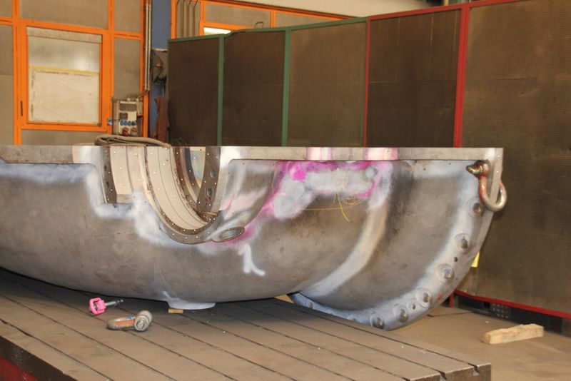Die Pumpensaugkrümmer sind seit den 70er Jahren im Einsatz und machen jetzt eine Revision durch. Das Teil ist jetzt bei Kinkele, es wurde bereits eine zerstörungsfreie Rissprüfung gemacht. Risse werden detektiert und im Schweißbau repariert. Im Anschluss wird das Teil komplett neu zerspant, dass die Dichtungsflächen wieder komplett neu sind. Danach können die Pumpensaugkrümmer wieder 20 Jahre ins Kraftwerk gehen. (Sonnenberg)