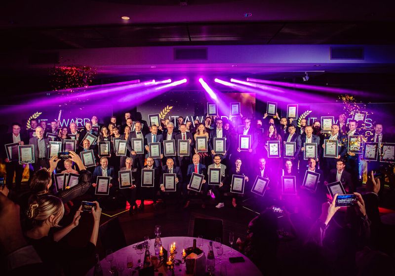 Am Ende des Abends lassen sich alle Preisträger noch einmal gebührend auf der Bühne feiern und ablichten. (Bild: krassevideos.de/ VIT)