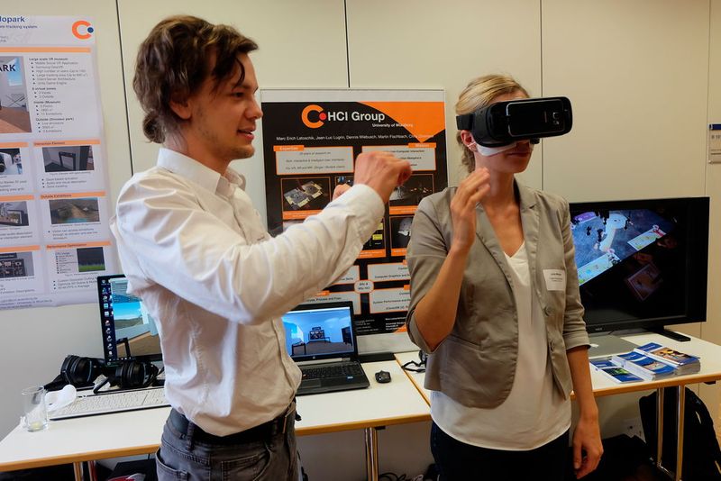 Auf geht's ins den mechatronischen Holopark... (Bild: Schreier)