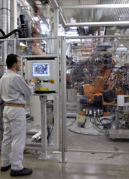 5 Ein Werker  betrachtet an einem Nebenbedienpult ein aufgeschaltetes Werkzeugbild. (Archiv: Vogel Business Media)