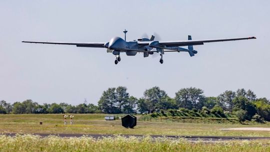 Fliegende Aufrüstung. Erst vor etwas über einem Jahr führte die Bundeswehr die bewaffnete Aufklärungsdrohne German Heron TP ein. Doch schon jetzt fordert die Bundeswirtschaftsministerin Katherina Reiche den Ausbau und die Stärkung der Drohnenfertigung in Deutschland ...(Bild:  dpa)