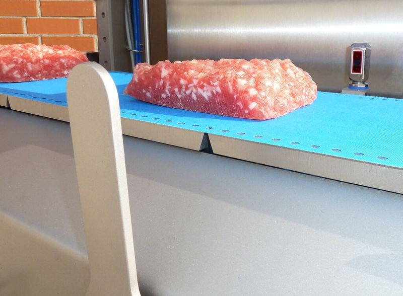 Die SmartReflect-Lichtschranke von Baumer in der dynamischen Kontrollwaage CWP Neptune verwendet ein hygienisches Edelstahlteil anstelle eines herkömmlichen Reflektors. (Bild: Baumer)