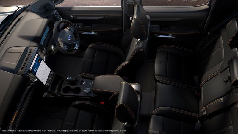 Deutlich aufgewertet präsentiert sich der Innenraum: Unterschäumte Kunststoffe sollen für angenehme Haptik, zahlreiche Ablagen und Staufächer für Alltagstauglichkeit sorgen.  (Bild: Ford)