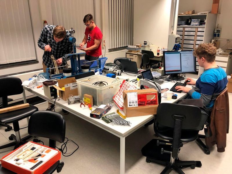 (v. li.) Marcus Löffler (Wiss. Mitarbeiter der WHZ), Lukas Basan (Student der Kraftfahrzeugtechnik an der WHZ), Max Michael (wissenschaftliche Hilfskraft der Uniklinik Leipzig) während der Entwicklungsphase des Notfall-Beatmungsgerätes. (Westsächsische Hochschule Zwickau)