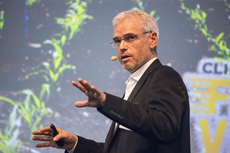 Dr. Holger Schmid ist Digital Economist bei Ecodynamics und lehrt Digitale Transformation an der TU Darmstadt. Auf dem Smart Process Manufacturing Kongress hielt er am 24. September 2015 die Opening-Keynote „Wie KI als Basistechnologie die Wettbewerbsfähigkeit in der Prozessindustrie verändert“.  (PROCESS)