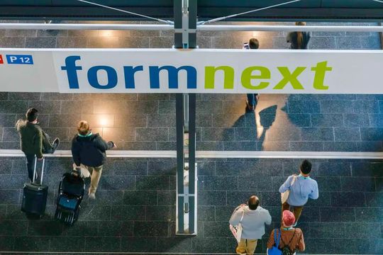 Ab 18. November – also nächste Woche – kann man wieder die ganze Welt der additiven Fertigung in Frankfurt am Main erleben, weil die Formnext startet. Und es ist nicht irgendeine Formnext, sondern die 10.! Deshalb hat die Mesago sich auch einiges Neues einfallen lassen ...(Bild:  Bullejan)