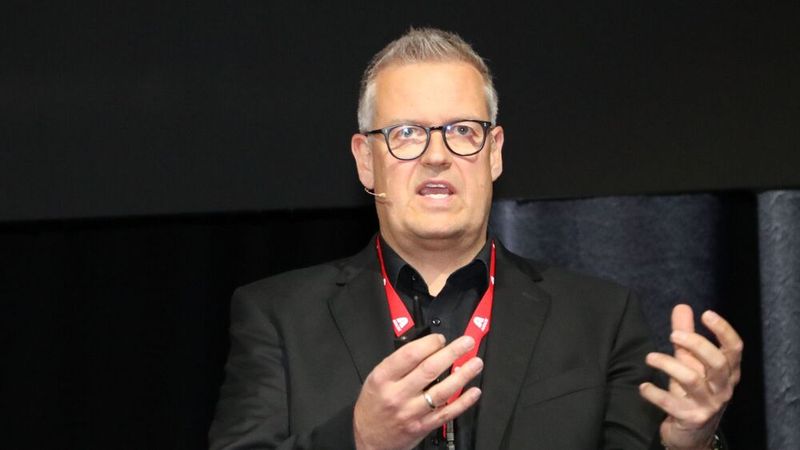 Die aktuelle Rechtsprechung im Verkehrs- und Schadenrecht erläuterte Henning Hamann, Kanzlei Voigt Rechtsanwälte, anhand vieler praktischer Beispiele.    (Bild: Klasing)
