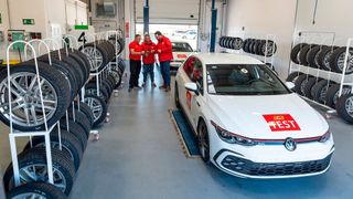 Ein Reifentest bringt immer einen erheblichen organisatorischen Aufwand mit sich. Die Tests fanden in Spanien auf dem Hakka-Ring, einem Testgelände von Nokian Tyres, statt. Testfahrzeug: VW Golf 8.  (Bild: Konstantin Tschovikov)