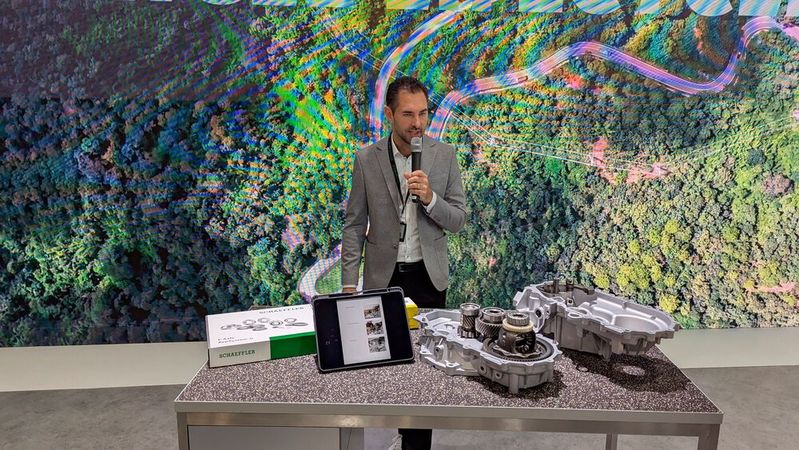 Sven Olev Müller, Leiter Repxpert bei Schaeffler Vehicle Lifetime Solutions, demonstrierte auf der Automechanika das E-Axle Repsystem-M.(Bild:  Rosenow – VCG)