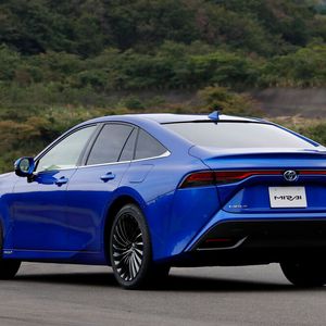 Aus dem exzentrischen Keil mit hohem Heck und weit aufgerissenen Nüstern ist eine wohlproportionierte Fünf-Meter-Limousine mit langer Fronthaube und dynamischer Dachlinie geworden.(Bild:  Toyota)