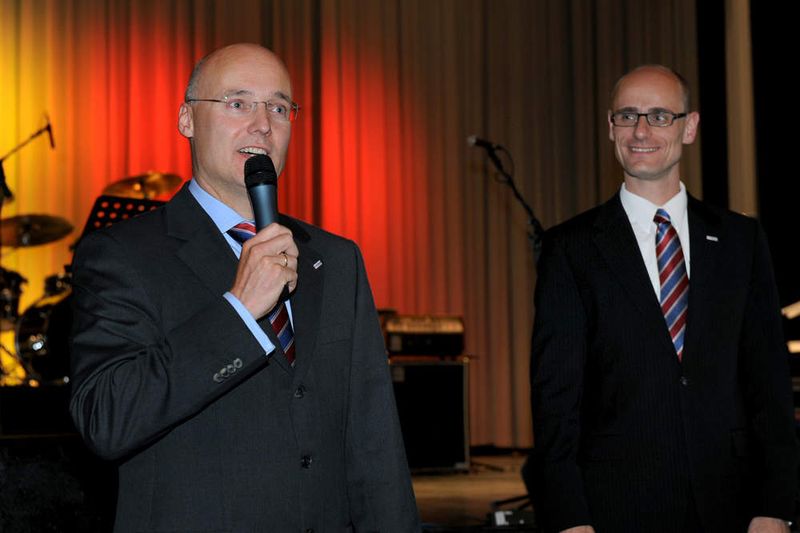 Jörg Ehmer, Mitglied der Europäischen Geschäftsführung von Electronic Partner (links), und Comteam-Geschäftsführer Claas Eimer. (Archiv: Vogel Business Media)