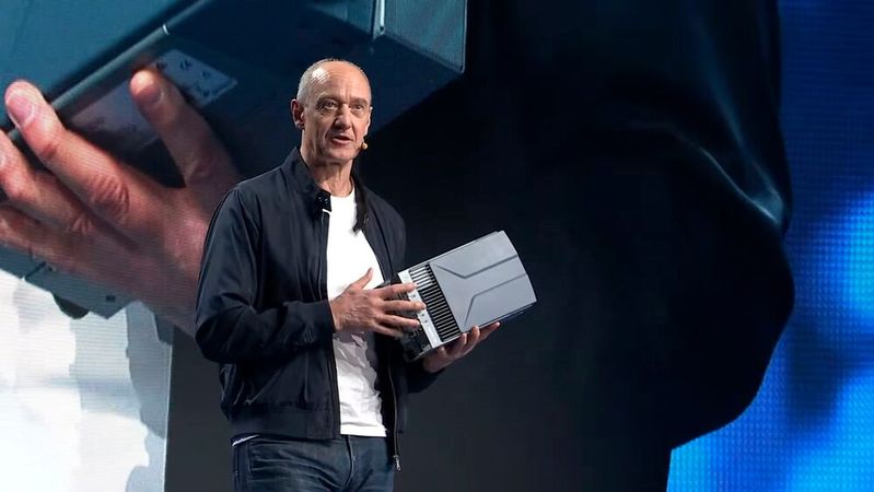 Edge-KI für den Shopfloor: Siemens-CEO Roland Busch präsentiert einen Industrial Edge PC mit integrierter Nvidia-GPU, der als Echtzeit-Orchestrator für Flotten von SPSen dient.(Bild:  Siemens)