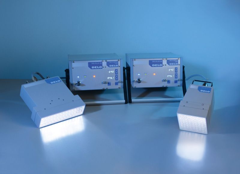 Delo Industrie Klebstoffe erhöht die Intensität seiner LED-Flächenstrahler für lichthärtende Klebstoffe. Das Upgrade ist ab sofort für die 400-nm-Varianten der Lampen Delolux 20 und Delolux 202 erhältlich, wie es heißt. (Bild: Delo)