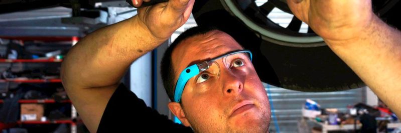 Bei Wartungsaufgaben hilft die Datenbrille, auch knifflige Fälle zu lösen. (Bild:  AMA)