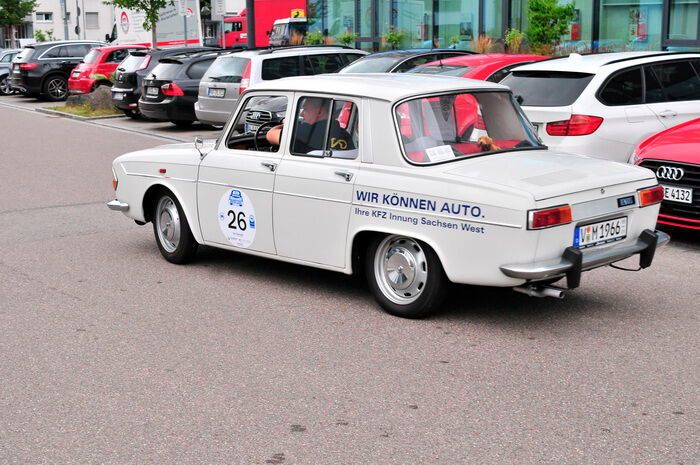 Wir können Auto: Dorit Ullmann und Michael Schneider von der Kfz-Innung Sachsen-West im Renault R10 Major (1966). (Zietz/»kfz-betrieb«)