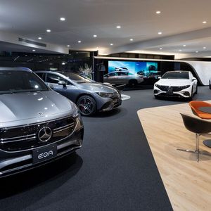 Im Showroom haben sieben EQ-Fahrzeuge Platz.(Bild:  Mercedes-Benz)