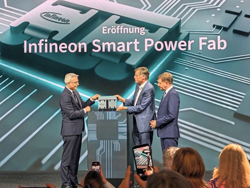 Start des Dresdener Ausbaus: Infineon-CEO Jochen Hanebeck (Mitte) eröffnet zusammen mit Sachsens Ministerpräsident Kretschmer (rechts) und Bundesdigitalminister (links) das neue Werksgebäude. (Bild: Infineon)