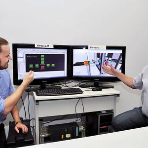 Roman Pieloth (re.), Geschäftsgebietsleiter Automatisierung bei Heitec im Gespräch am Entwicklungsarbeitsplatz über die Simulation von Projekten.