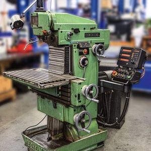 Diese alte Fräs-/Bohrmaschine FP3 hat viel erlebt, bevor sie für ein Retrofit bei FPS Werkzeugmaschinen in Warngau landete. Von ihr werden letztlich nur der wertvolle Gussgrundkörpers mit Ständer, Fuß und Führungen weiterverwendet. Im Sinne der Nachhaltigkeit bleiben rund 80 Prozent des Gesamtgewichts erhalten.(Bild:  FPS Werkzeugmaschinen)