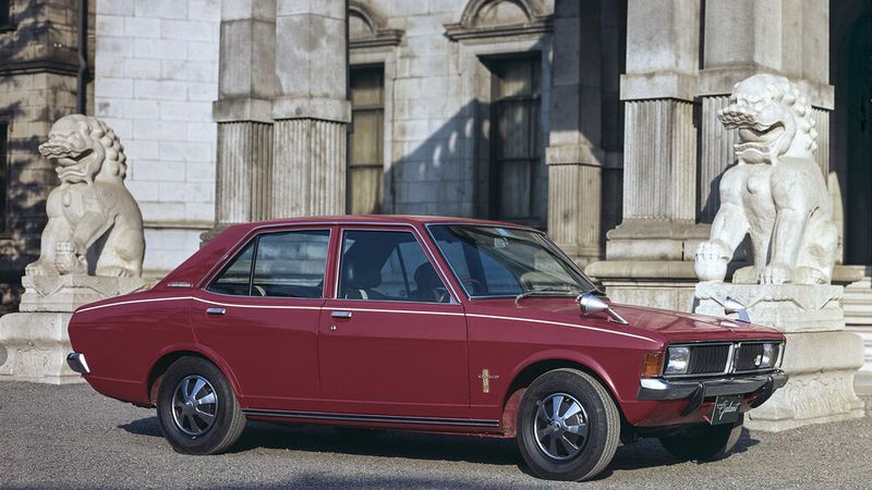 Die erste Generation des „Galant“ ging 1969 in Produktion und trat damit das Erbe der Modelle „Colt 1200“ und „ Colt 1500“ an. Anfangs gab es ihn lediglich als viertürige Limousine mit 1,3- oder 1,5-Liter-Vierzylindermotor. Im Frühjahr 1970 folgte ein zweitüriges Stufenheck-Coupé, das als erstes japanisches Auto auf B-Säulen verzichtete (sogenanntes Hardtop-Coupé).  (Bild: Mitsubishi Motors)