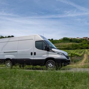 Vor allem mit der neuen Luftfederung will der Transporter punkten. Sie sorgt für ein Viertel weniger Vibrationen und 30 Prozent weniger Wankbewegungen. (Bild:  Iveco)