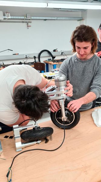 Mögliche künftige Anwendungen wären autonome Zweiräder oder eine bessere Stabilisierung herkömmlicher Motorräder. (Bild: D-MAVT / ETH Zürich)