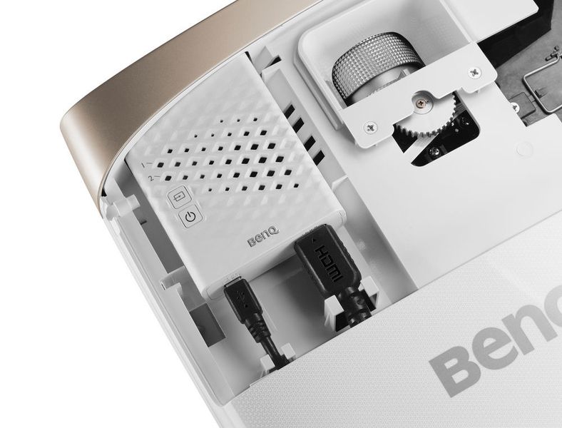 Der Wireless-HDMI-Empfänger ist im Innern des Projektors untergebracht. Er ist ein Teil des Wireless-Kit WDP02 von Benq, das auch separat erhältlich ist. (Bild: Benq)