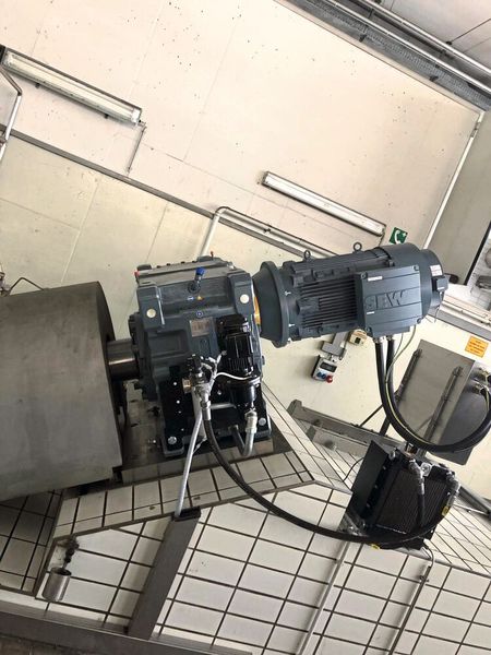 Neu im Einsatz sind Stirnradgetriebe der Baureihen X von SEW-Eurodrive. Durch die Verwendung einer Adapterplatte konnten die bestehenden Anschlussmaße abgebildet werden, ohne dass aufwändige Fundamentarbeiten durchgeführt werden mussten. (Bild: SEW-Eurodrive)