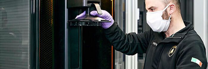 Bei Lamborghini werden die 3D-Drucker aktuell nicht für den Prototypenbau, sondern für die Produktion von Gesichtsschutz-Visieren aus Polycarbonat genutzt. Bei Lamborghini werden die 3D-Drucker aktuell nicht für den Prototypenbau, sondern für die Produktion von Gesichtsschutz-Visieren aus Polycarbonat genutzt.