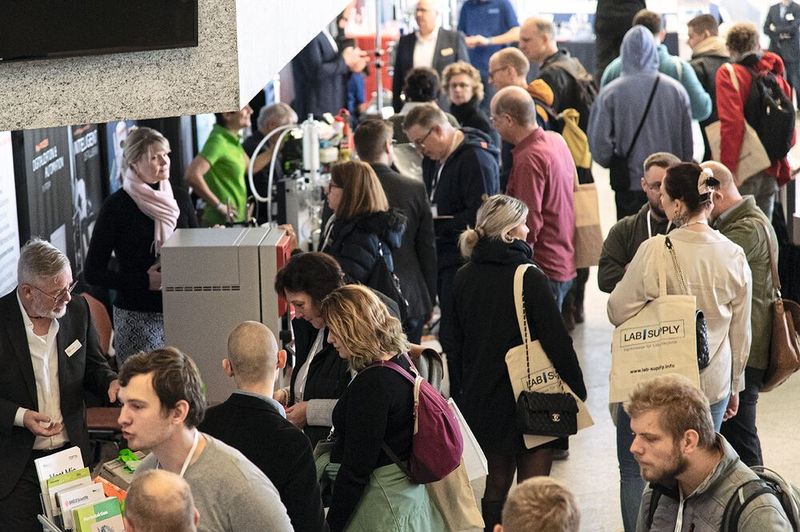 Die Messe hatte im Laufe des Tages rund 650 Besucher...  Mehr Infos zu den kommenden LAB-SUPPLY-Messen finden Sie auf www.lab-supply.info (Bild: Stefan Stark)