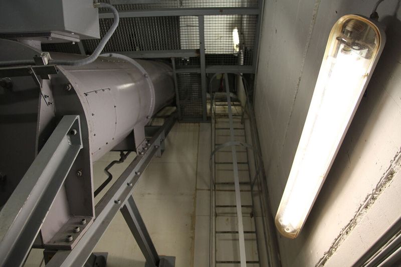 Hier ist der Schacht und das Gehäuse für eine der ausfahrbaren Antennen zu sehen.  (Bild: Comback)